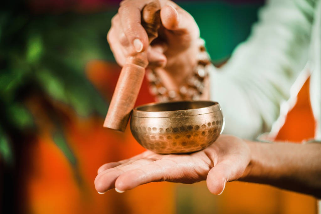 8 Uplifting Ways Sound Bath Meditation Alleviates Stress